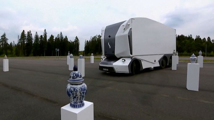 Manévrovací schopnosti autonomního náklaďáku firma předvedla mezi porcelánovými vázami